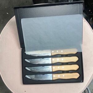 4-Piece Serrated Steak Knife Set with Light Wood Handles - Natural